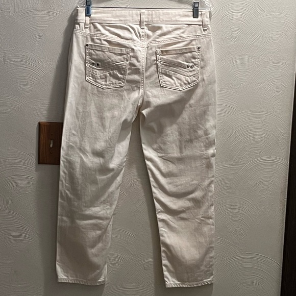 Chico’s Platinum Ankle Jeans. Light Cream color. Size 0. Cool Pocket Design!! - Picture 4 of 6